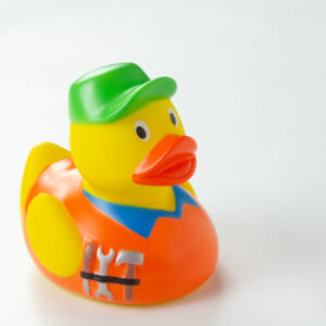 Canard en plastique avec un style plombier