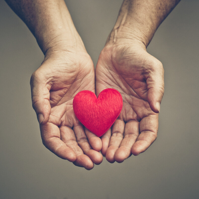 mon evenement sur-mesure, image d'un cœur rouge posé dans deux mains
